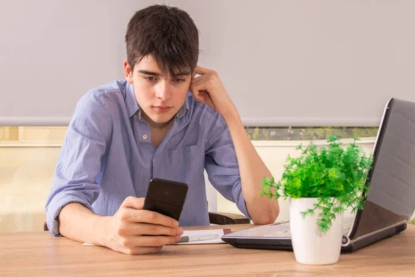 Ung Man Tonåring Eller Student Vid Skrivbordet Med Mobiltelefon Och — Stockfoto