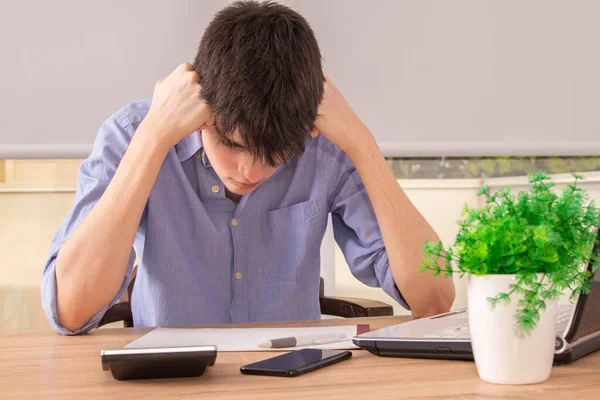 Jonge Tiener Studeren Geconcentreerd Aan Balie — Stockfoto