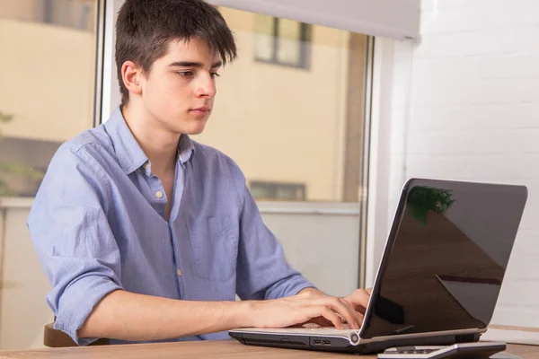 Teenager Student Mit Computer Schreibtisch Hause Oder College — Stockfoto