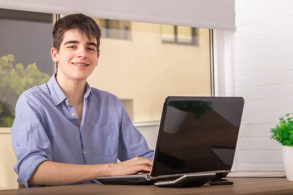 Estudiante Adolescente Con Computadora Escritorio Casa Universidad — Foto de Stock