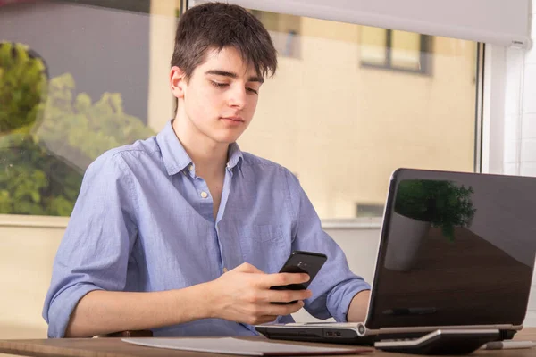 Estudiante Con Ordenador Teléfono Móvil —  Fotos de Stock