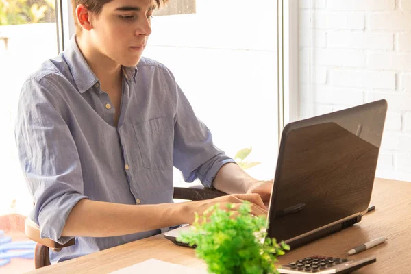 Student Hause Mit Computerarbeit — Stockfoto