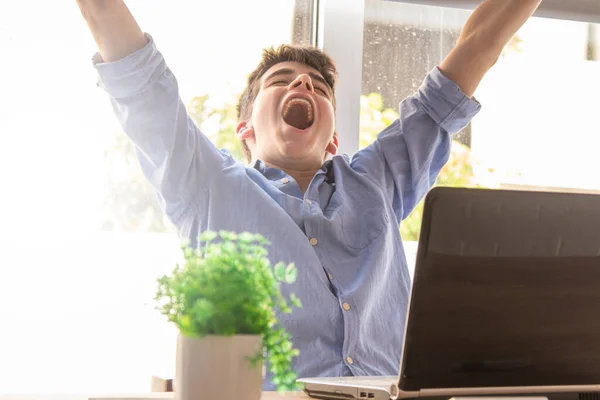 Studente Stanco Pigro Con Computer Casa — Foto Stock