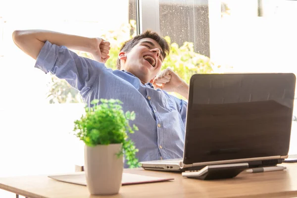 Étudiant Bâillant Épuisé Bureau Avec Ordinateur — Photo