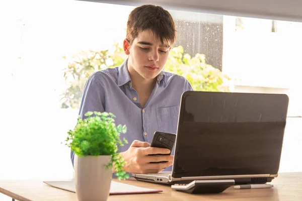 Tonårsstudent Med Mobiltelefon Och Dator — Stockfoto