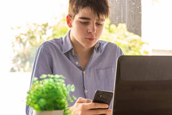 Teenager Mit Handy Und Computer — Stockfoto