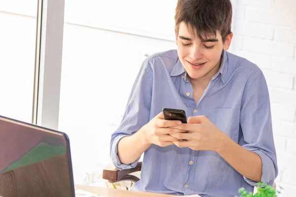 Estudiante Adolescente Masculino Con Computadora Teléfono Móvil Estudiando Casa — Foto de Stock