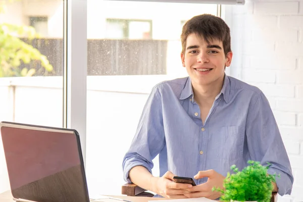 Estudiante Adolescente Masculino Con Computadora Teléfono Móvil Estudiando Casa — Foto de Stock