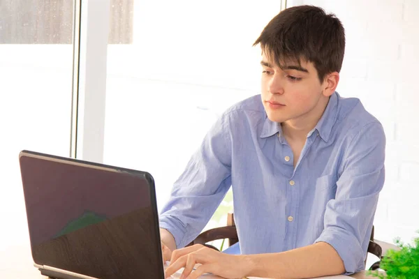Mladý Teenager Studuje Pracuje Doma Počítačem — Stock fotografie