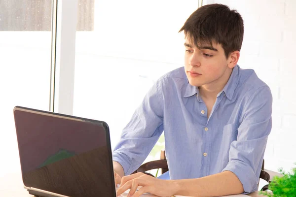 Adolescente Joven Estudiando Trabajando Casa Con Computadora —  Fotos de Stock