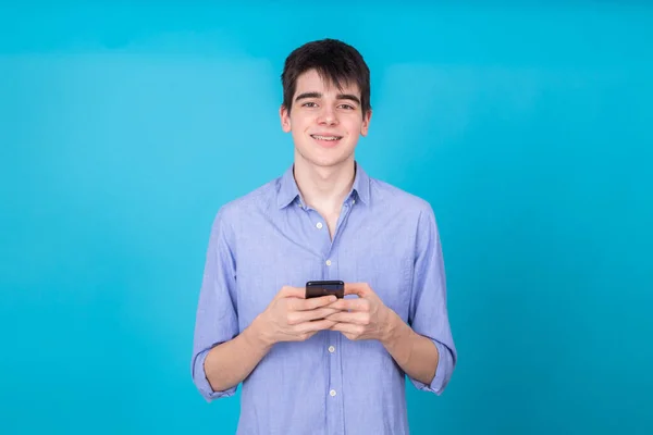 Jovem Adolescente Sexo Masculino Com Telefone Celular Isolado Fundo — Fotografia de Stock