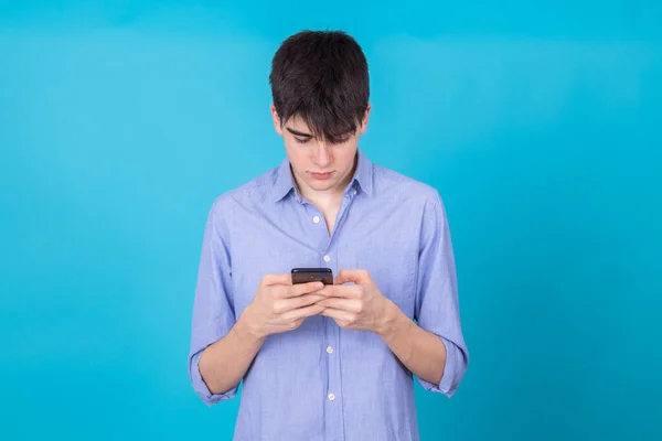 Joven Adolescente Masculino Con Teléfono Móvil Aislado Fondo — Foto de Stock