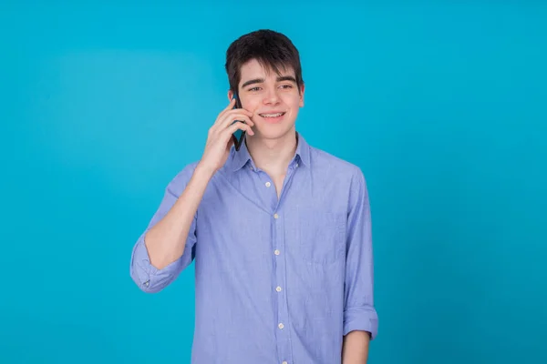 Jong Man Tiener Met Mobiele Telefoon Geïsoleerd Achtergrond — Stockfoto