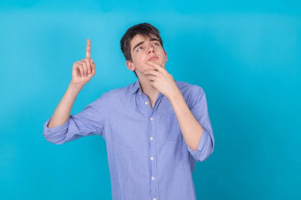 Junge Männliche Teenager Isoliert Von Hintergrunddenken — Stockfoto