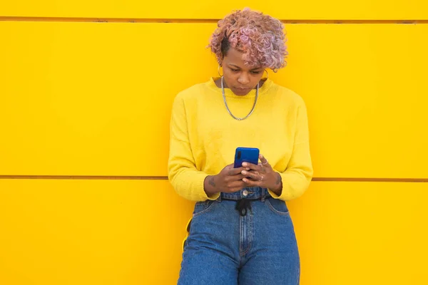 Chica Feliz Con Teléfono Móvil Pared Amarilla Ciudad —  Fotos de Stock