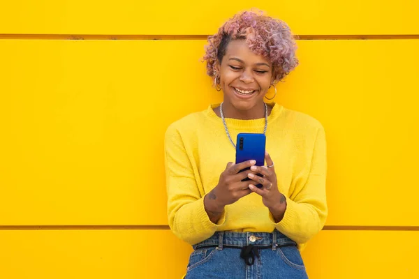 Boldog Lány Mobiltelefon Sárga Város Falán — Stock Fotó