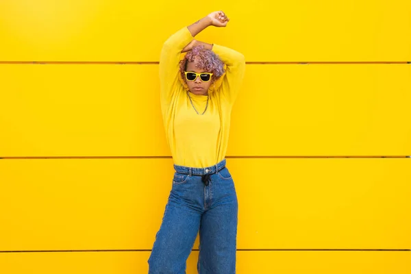 Afro Американская Девушка Солнечных Очках Желтый Свитер Улице Желтым Зданием — стоковое фото