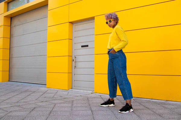 Mädchen Mit Sonnenbrille Posiert Auf Der Straße — Stockfoto