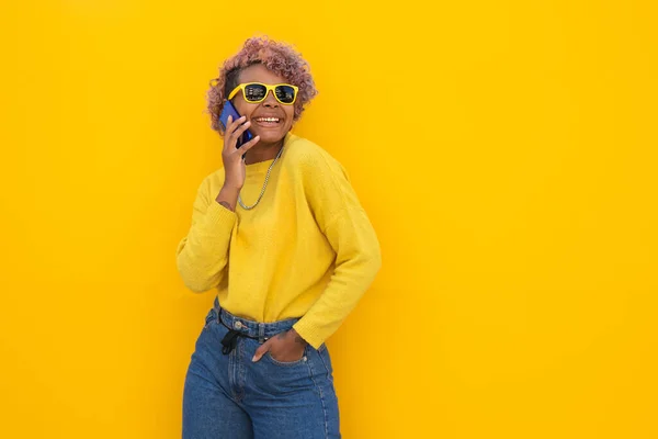 Молодая Афро Американская Девушка Мобильным Телефоном Улице Желтым Фоном — стоковое фото