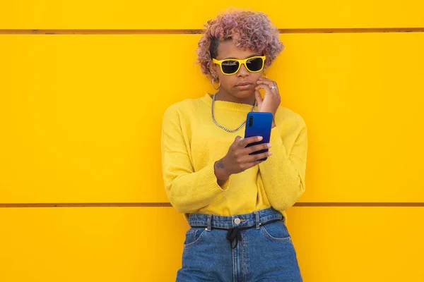 Fiatal Afro Amerikai Lány Mobiltelefonnal — Stock Fotó