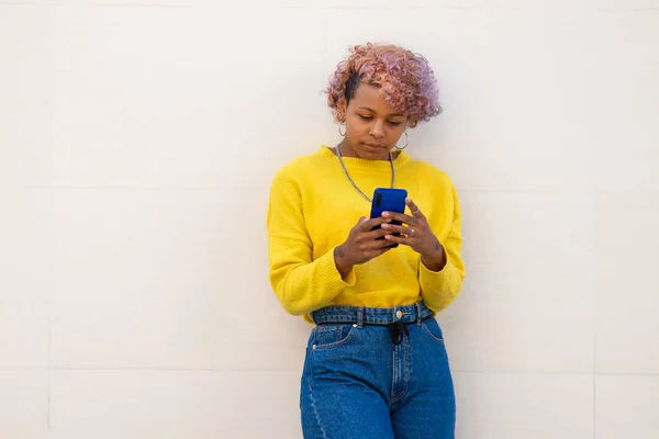 Afro Menina Americana Com Smartphone Parede Rua — Fotografia de Stock