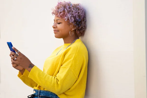 Afro Amerikai Lány Mobiltelefon Vagy Okostelefon Utcán — Stock Fotó