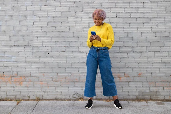 Afro Amerikalı Kız Elinde Cep Telefonuyla Sokakta Dikiliyor — Stok fotoğraf