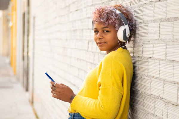 Menina Feliz Com Fones Ouvido Telefone Celular Rua Cidade — Fotografia de Stock