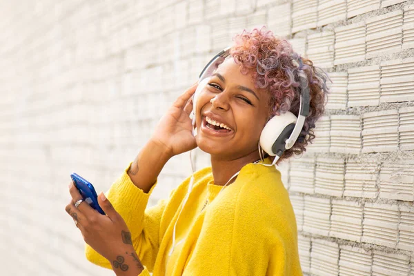 Stile Urbano Afro Ragazza Americana Con Cuffie All Aperto Sorridente — Foto Stock