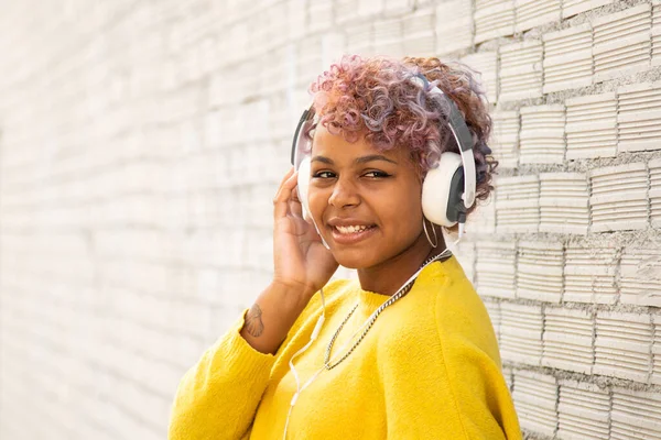 Estilo Urbano Afro Americano Menina Com Fones Ouvido Livre Sorrindo — Fotografia de Stock