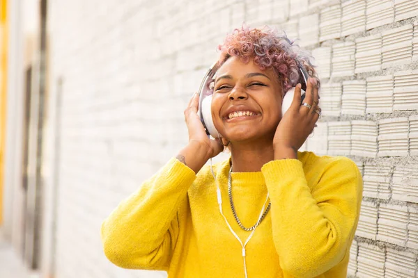 Urban Stil Afro Amerikansk Flicka Med Hörlurar Utomhus Ler — Stockfoto