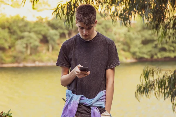 Jong Man Tiener Met Mobiele Telefoon Buiten — Stockfoto