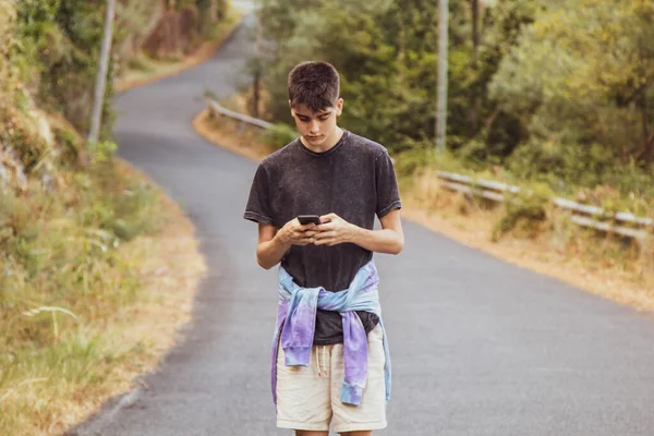 Ung Man Utomhus Med Mobiltelefon Promenader Vägen — Stockfoto