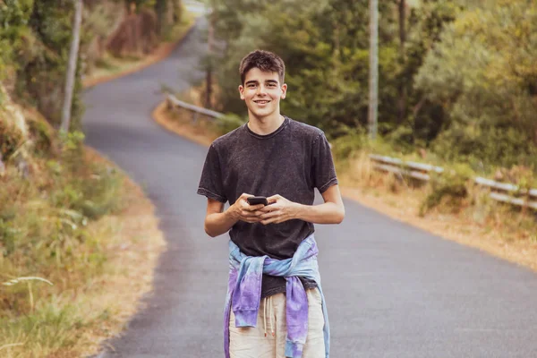 Junger Mann Mit Handy Auf Der Straße Unterwegs — Stockfoto