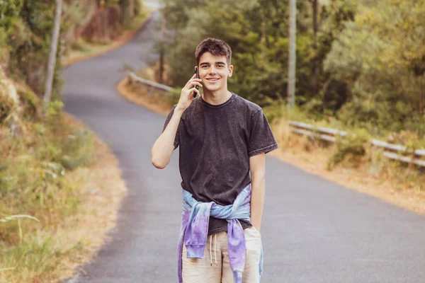 Junger Mann Mit Handy Auf Der Straße Unterwegs — Stockfoto