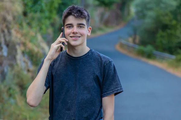 Jovem Livre Com Telefone Celular Andando Estrada — Fotografia de Stock