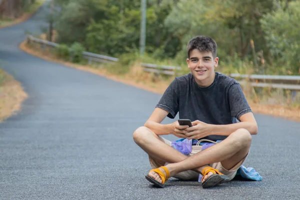 Jong Tiener Met Mobiele Telefoon Zitten Weg — Stockfoto