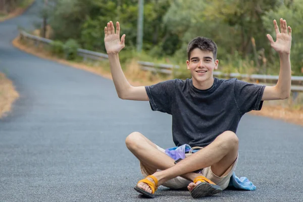 Jovem Adolescente Sentado Estrada Com Braços Para Cima — Fotografia de Stock