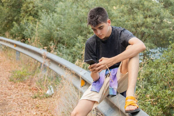 Jeune Adolescent Masculin Avec Téléphone Mobile Extérieur — Photo