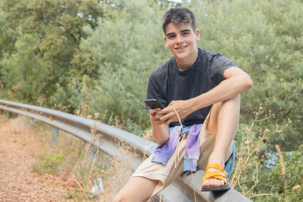 Joven Adolescente Masculino Con Teléfono Móvil Aire Libre —  Fotos de Stock