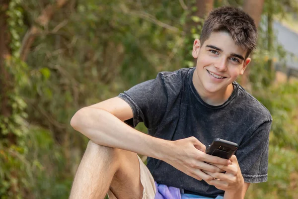 Jeune Adolescent Garçon Avec Téléphone Mobile Smartphone Plein Air — Photo