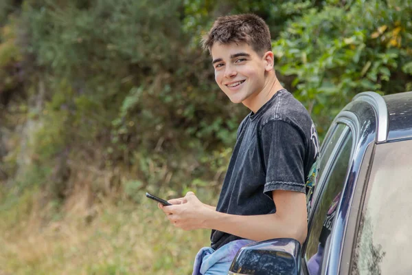 Niño Con Teléfono Móvil Coche Aire Libre —  Fotos de Stock