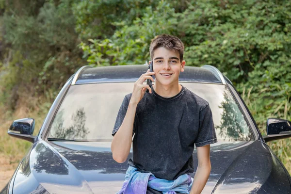 Jovem Adolescente Falando Telefone Celular Carro — Fotografia de Stock