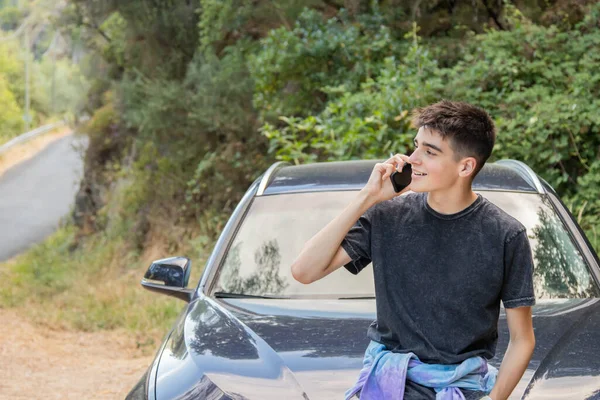 Jugendlicher Telefoniert Auto Mit Dem Handy — Stockfoto