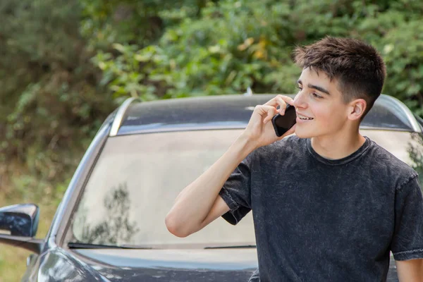 Mladý Teenager Mluví Mobilním Telefonu Autě — Stock fotografie