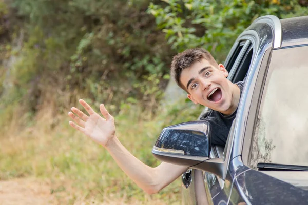 Νεαρός Στο Παράθυρο Του Αυτοκινήτου Βγάζει Κεφάλι Του Έξω — Φωτογραφία Αρχείου