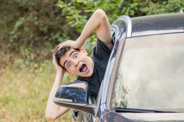 Junger Mann Autofenster Sticht Den Kopf Heraus — Stockfoto