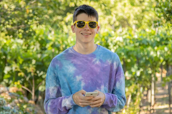 Joven Adolescente Aire Libre Con Teléfono Móvil Gafas Sol —  Fotos de Stock