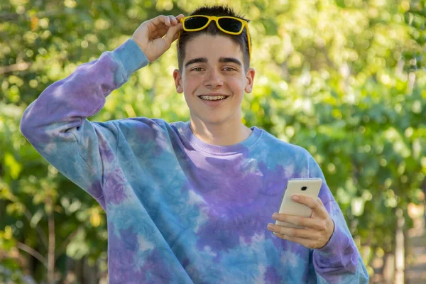 Mladý Teenager Venku Mobilním Telefonem Slunečními Brýlemi — Stock fotografie