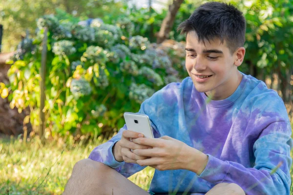 Joven Adolescente Masculino Con Teléfono Móvil Aire Libre — Foto de Stock